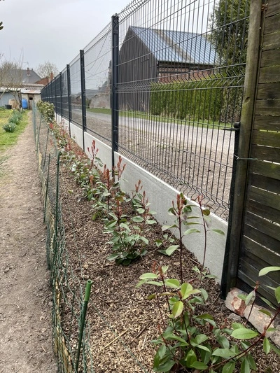 Paillage et soin du sol dans un jardin à Amiens